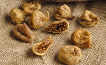 figue sèche entière et ouverte posée sur toile de jute