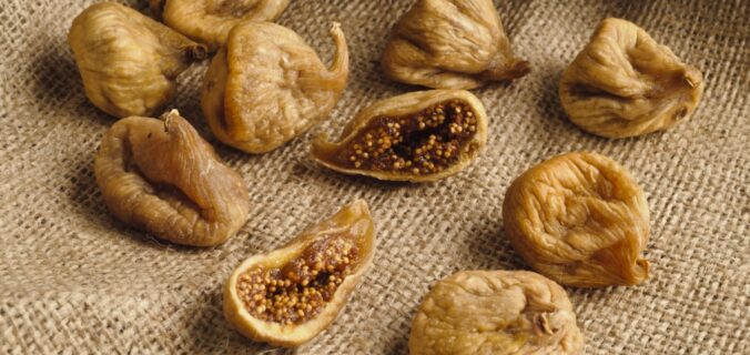 figue sèche entière et ouverte posée sur toile de jute