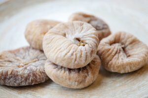 figue sèche légèrement givrée sur un plateau en céramique